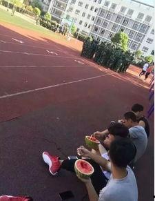 学妹军训学姐吃瓜视频在线观看,学姐吃瓜视频引发网友热议！